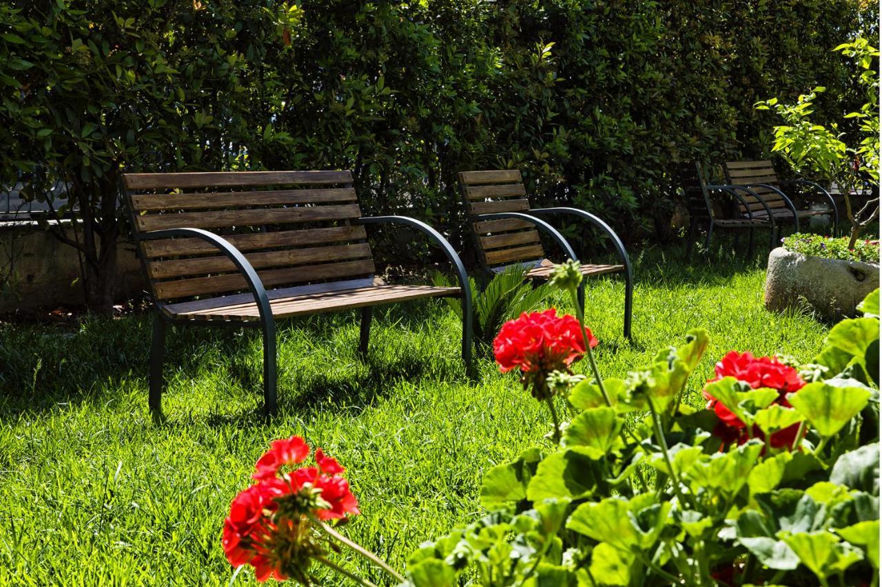 Отель Il Giardino Di Flora - Piscina & Jacuzzi Лечче Экстерьер фото